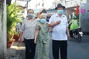 Cụ ông ngoài 90 tuổi phấn khởi đi bầu cử