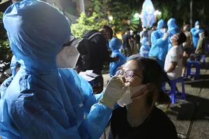 Video: Xuyên đêm lấy mẫu xét nghiệm 50.000 người ở Gò Vấp 