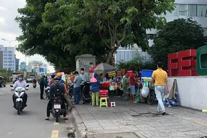 Video: Hàng quán vỉa hè vẫn còn tụ tập đông người 