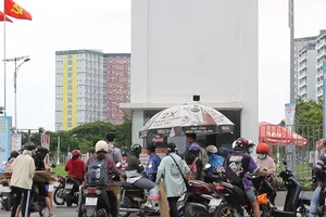 Video: Sinh viên rời ký túc xá để làm khu cách ly COVID-19