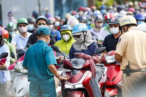 Video: Xe kẹt cứng ở chốt chặn vì dừng khai báo y tế