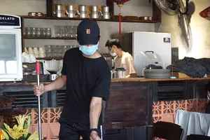 Video: Tiểu thương Đà Nẵng tất bật lau dọn hàng quán, mong được mở cửa buôn bán