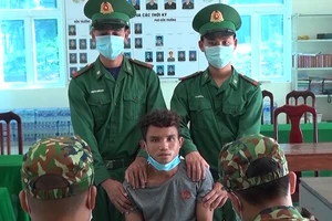 Video: Bắt 1 người Lào vận chuyển trái phép 6.000 viên ma túy vào Việt Nam