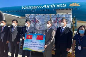 Video: Cận cảnh lô vaccine Trung Quốc viện trợ về tới Việt Nam 