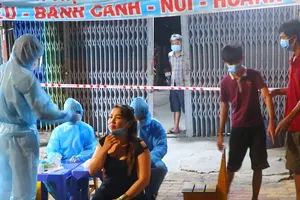 Video: Lấy mẫu xét nghiệm COVID-19 cho 40.000 dân ở Bình Dương