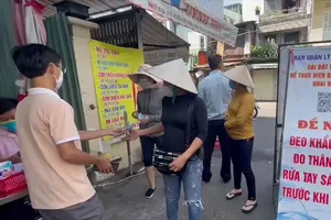  Video: Người dân TP.HCM xếp hàng đi chợ bằng ‘tem phiếu’