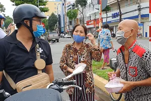 Video: Người bán vé số dạo và lệnh tạm dừng phát hành vé số