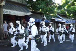 Video: Đà Nẵng phun khử khuẩn nơi có nhân viên cắt tóc mắc COVID-19