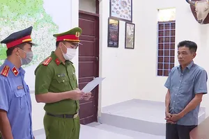 Video: Bắt tạm giam Trạm trưởng Kiểm lâm nhận hối lộ để cho lâm tặc phá rừng