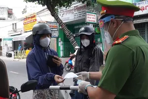 Video: Công an Đà Nẵng kiểm tra ngẫu nhiên người đi đường