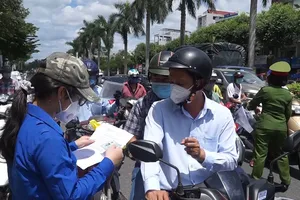 Video: Đà Nẵng linh động xét giấy đi đường để tránh ùn ứ tại chốt kiểm soát 