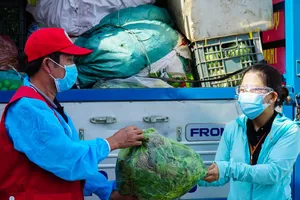 Video: Hàng chục tấn rau củ, nhu yếu phẩm chia sẻ với người dân vùng dịch