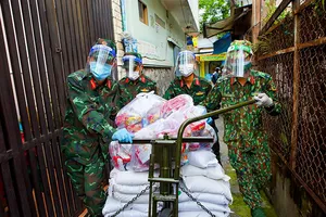 Video: Chiến sĩ Sư đoàn 5 dùng xe đạp thồ trao quà cho dân ở TP.HCM