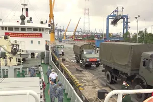 Người dân TP.HCM ấm lòng trước hỗ trợ thiết thực của chiến sĩ hải quân