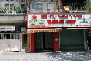 Vì sao nhiều hàng quán vẫn chưa mở cửa dù đã được phép bán mang đi? 