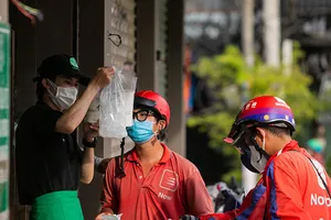 Quận 7 mở cửa, các shipper hối hả mua trà sữa để giao cho khách 