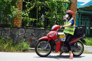 Video: Biệt đội shipper giao sách miễn phí cho học sinh 