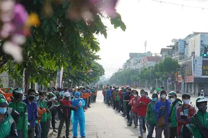 Video: Hàng trăm shipper nối đuôi nhau chờ xét nghiệm COVID-19 ngày đầu tuần