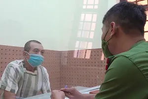 Video: Tạm giữ tài xế xe tải liên tiếp tông các barie để thông chốt kiểm dịch