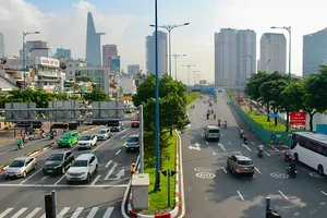 Video: TP.HCM rộn ràng trong ngày đầu 'bình thường mới'