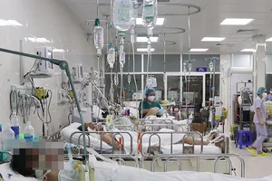 Video: Cảnh báo ngộ độc rượu pha cồn công nghiệp gây chết người 