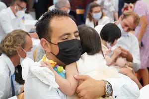 Video: Hơn 90 em bé Việt Nam trong vòng tay của cha mẹ nuôi nước ngoài 