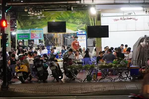 Video: Ngày đầu mở cửa, nhiều quán nhậu bất chấp quy định phòng dịch