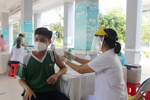 Video: Tiêm vaccine cho học sinh từ 12-18 tuổi ở quận Bình Thạnh, TP.HCM