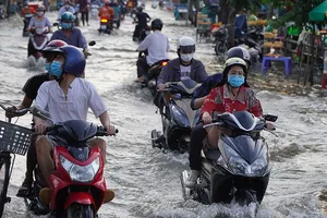 Video: Người dân tát nước chống ngập ngay giữa thành phố