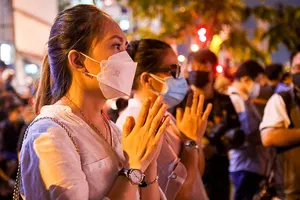 Nước mắt rơi trong đêm tưởng niệm hơn 23.000 người mất vì COVID-19