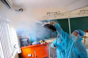 Video: Trường học ở TP.HCM tất bật phun khử khuẩn chuẩn bị đón học sinh trở lại