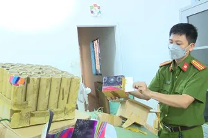 Video: Phát hiện vụ vận chuyển hơn 600 hộp giấy nghi là pháo