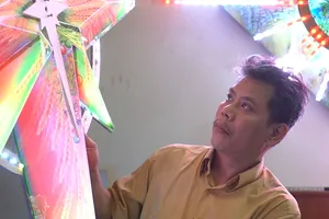 Video: Người đàn ông 20 năm làm đèn ngôi sao cho đêm Giáng sinh