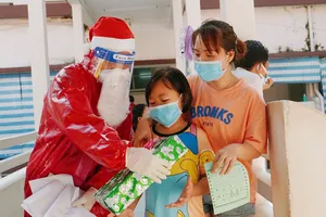Video: Ông già Noel mặc đồ bảo hộ tặng quà cho các bệnh nhi mắc COVID-19 