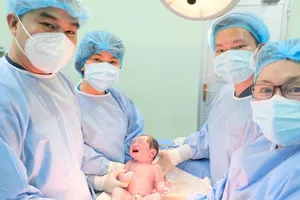 Video: Ngắm các bé chào đời trong thời khắc đầu năm 2022