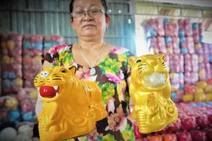 Video: Những con hổ vàng tại làng heo đất Lái Thiêu