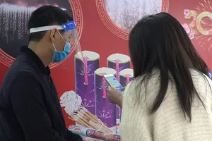 Hà Nội: Các cửa hàng mở bán pháo hoa không tiếng nổ phục vụ Tết