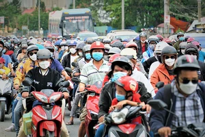 Video: Hàng ngàn người dân tấp nập trở lại TP.HCM sau Tết