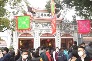 Hà Nội: Phủ Tây Hồ tấp nập ngày rằm tháng Giêng