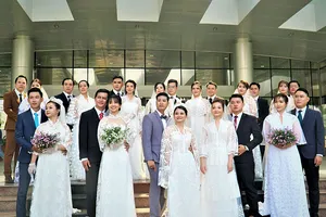 Video: Đám cưới đặc biệt của 20 cặp đôi từng hoãn cưới để chống dịch