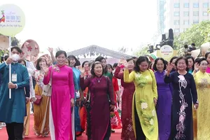 Video: Hàng ngàn bộ áo dài khoe sắc giữa trung tâm TP.HCM