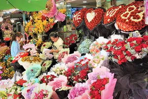 Video: Thị trường hoa tươi nhộn nhịp dịp 8-3