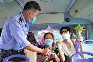 Video: Hành động bất ngờ, xúc động của anh tài xế xe buýt ngày 8-3 