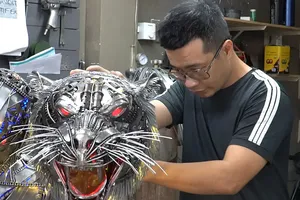 Video: ‘Thổi hồn’ cho bugi, ốc vít thành những con vật độc, lạ 