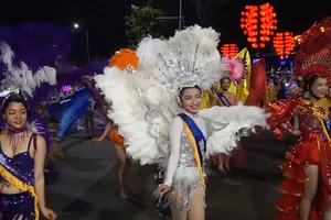 Video: Hơn 260 vũ công nhảy rumba, tango tại vũ hội đường phố Đà Nẵng