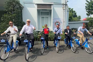 Đặc phái viên thương mại của Thủ tướng Anh trải nghiệm xe đạp công cộng