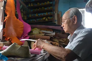 Gặp gỡ nghệ nhân U90 từng đóng giày cho hoàng thân Campuchia