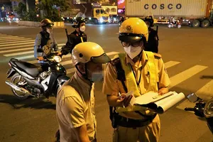 Video: Uống bia vẫn lái xe, nam thanh niên bị CSGT phạt kịch khung