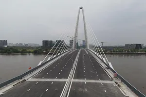 Cầu Thủ Thiêm 2 trước ngày khánh thành: Gỡ rào chắn, phủ cây xanh, trải thảm nhựa