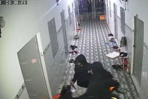 2 người cầm hung khí đột nhập vào phòng trọ đang có người, lấy nhiều tài sản